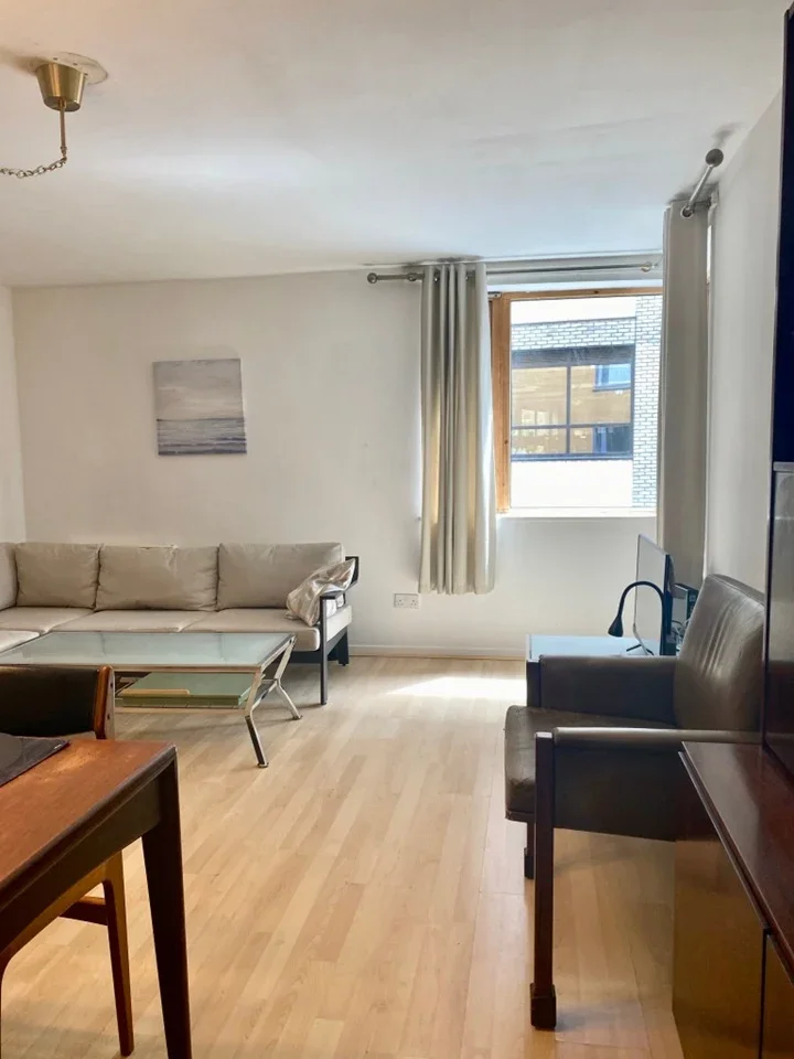Flat Cremer Street in Greater London