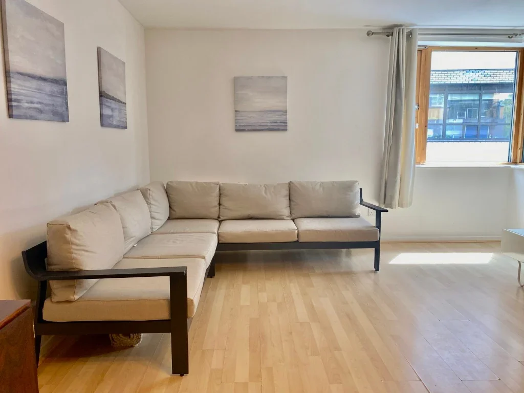 Flat Cremer Street in Greater London