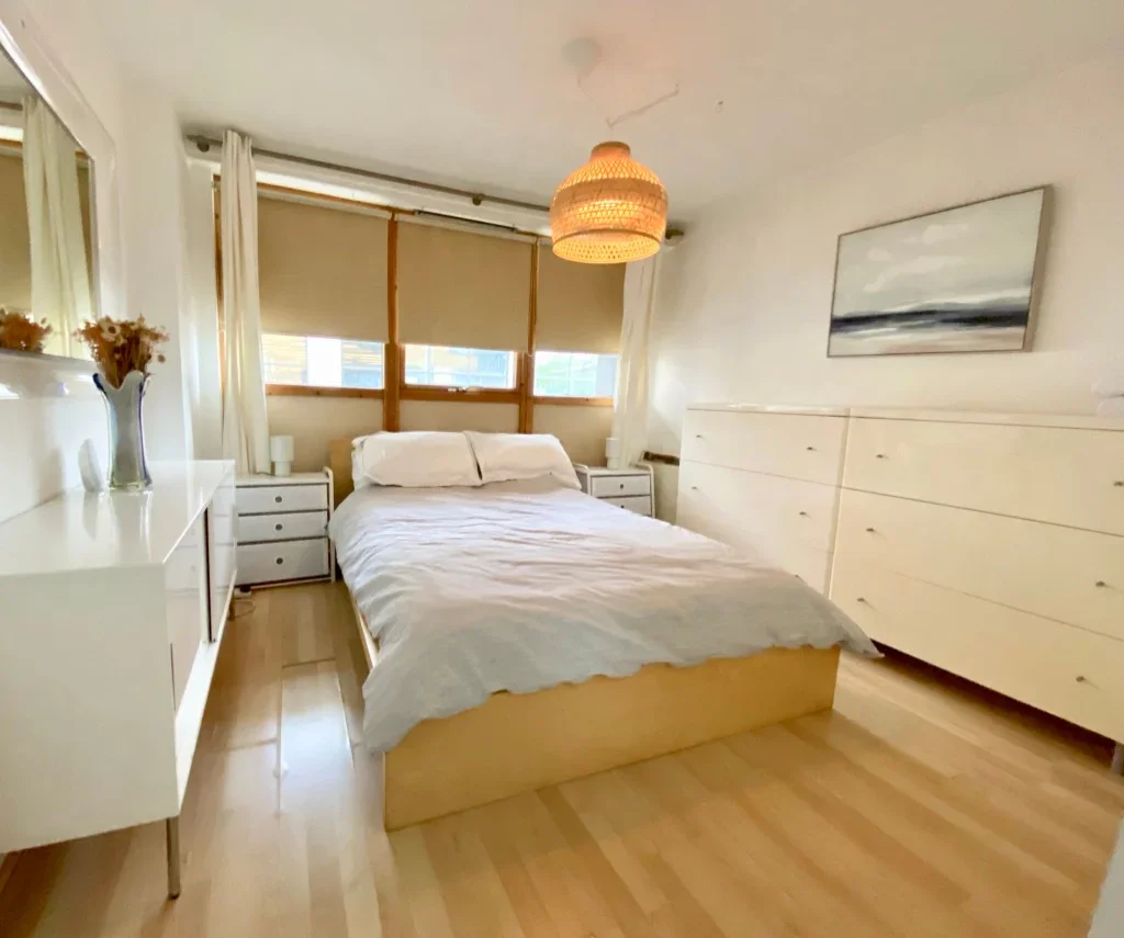 Flat Cremer Street in Greater London
