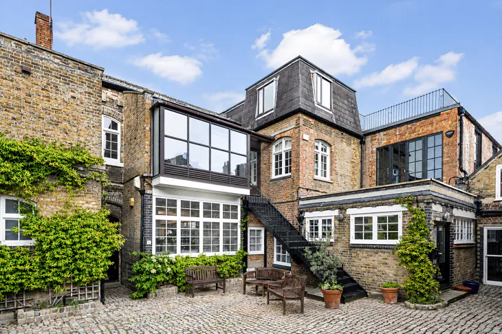 Flat Rigault Road in Greater London