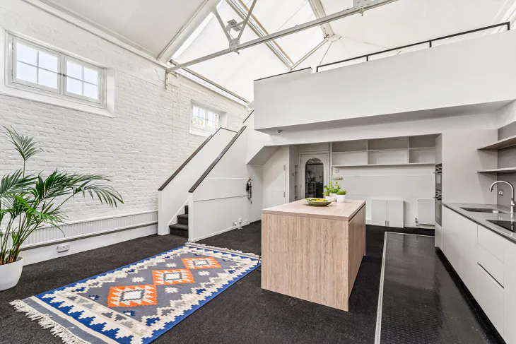 Flat Rigault Road in Greater London
