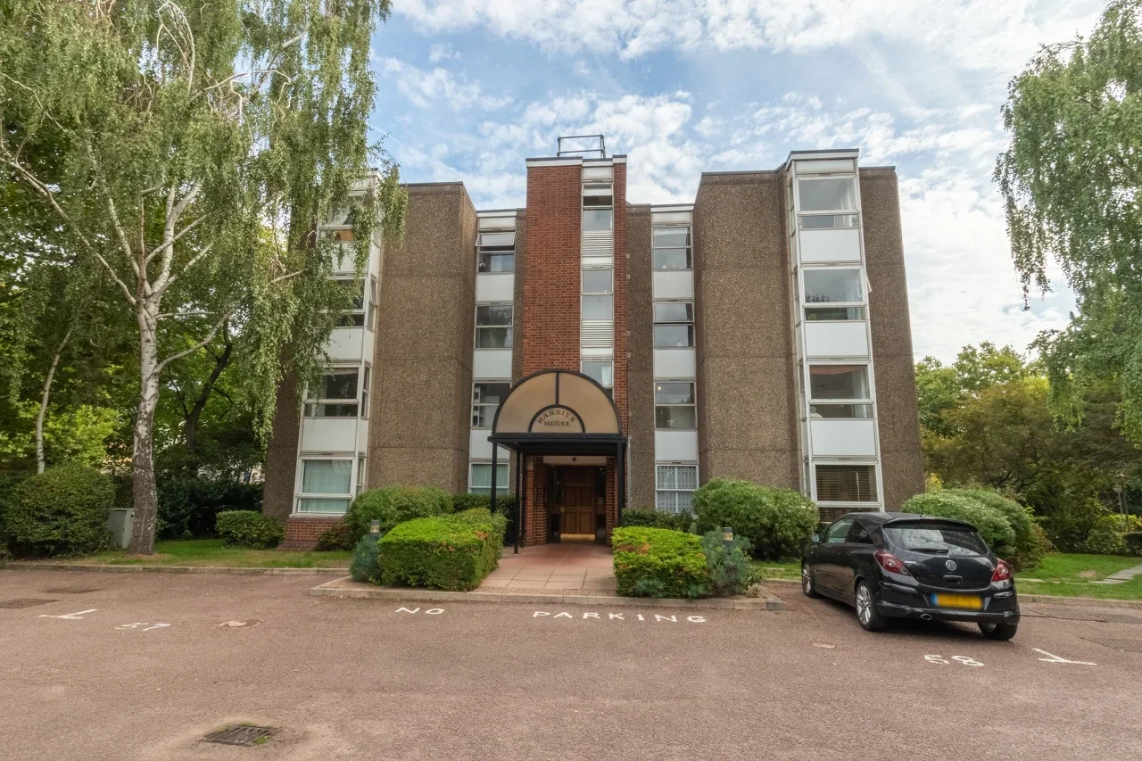 Flat Falcon Road in Greater London
