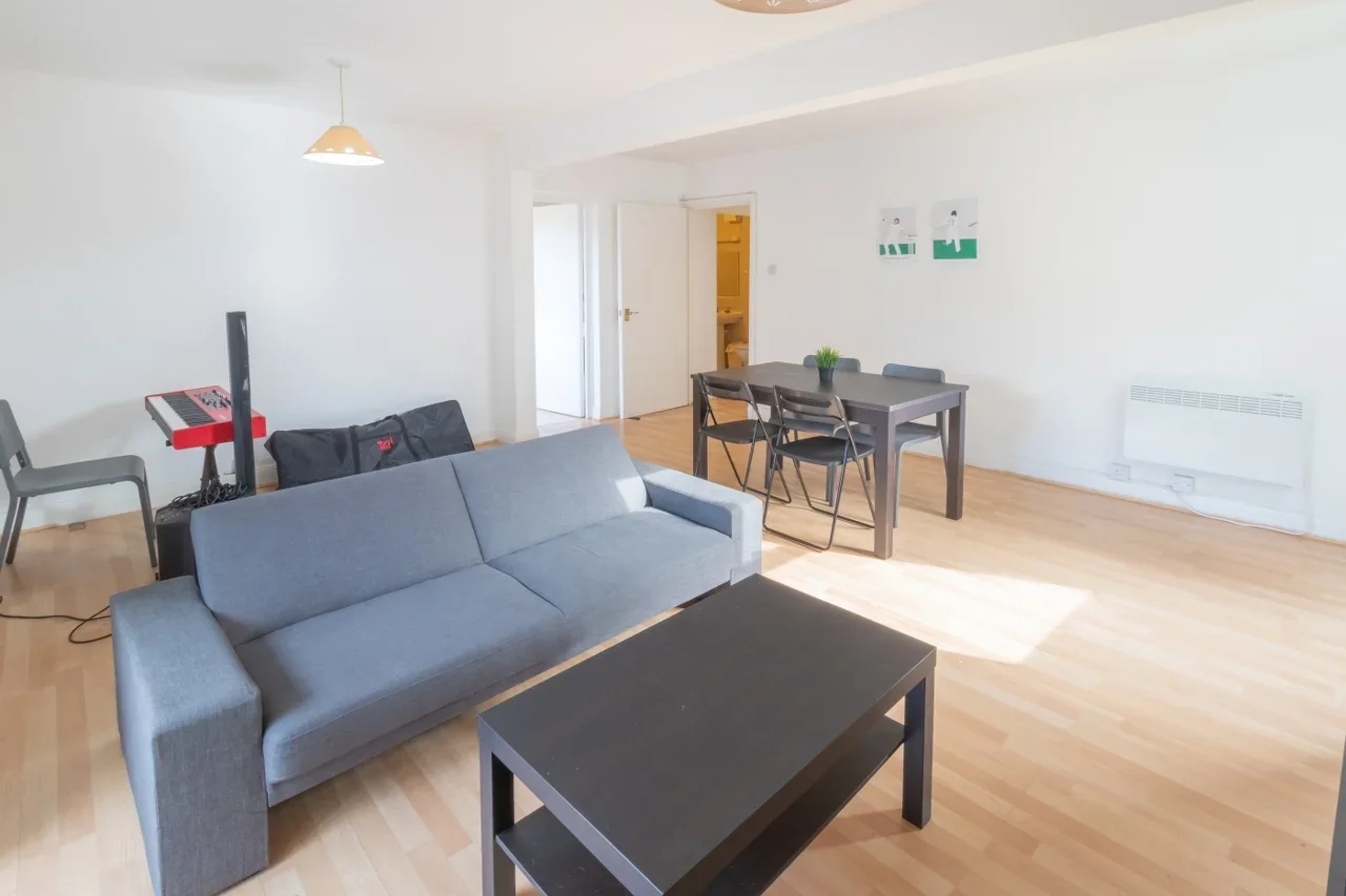 Flat Falcon Road in Greater London