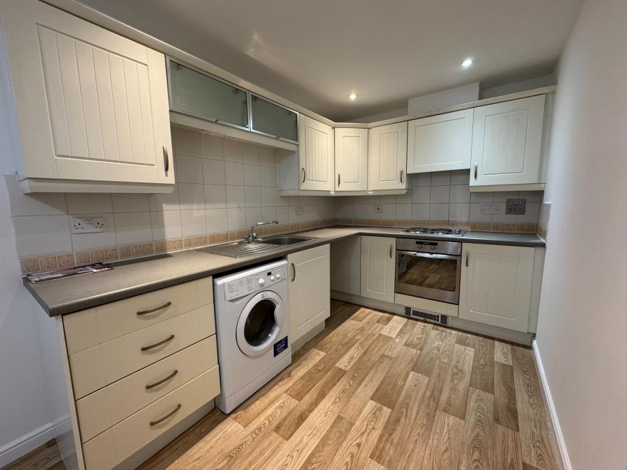 Flat Hawkeswood Road in Southampton