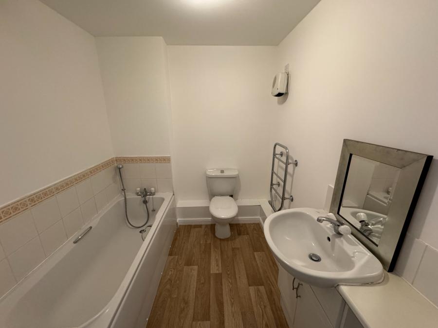 Flat Hawkeswood Road in Southampton