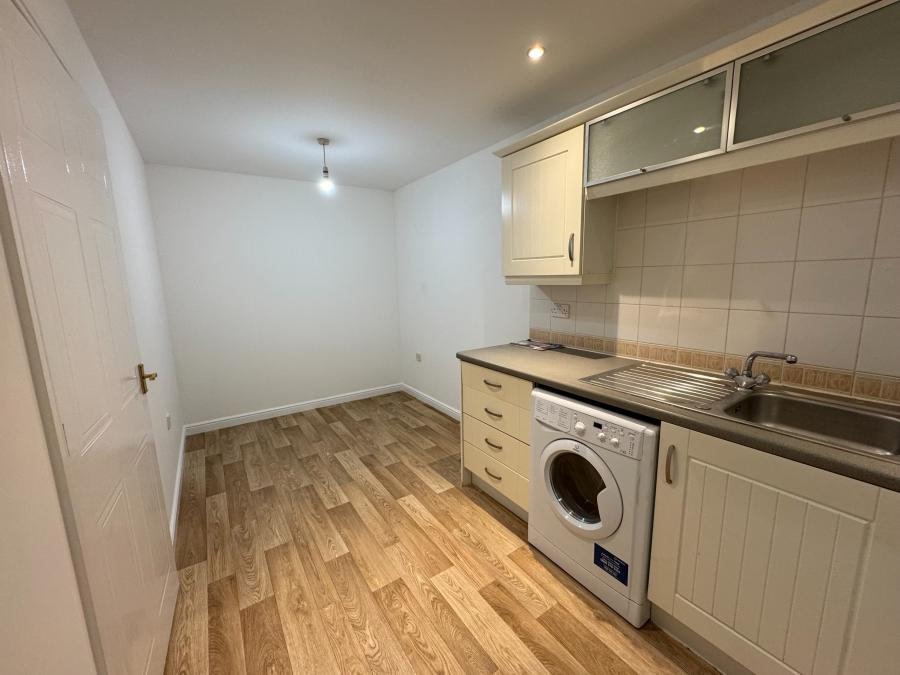 Flat Hawkeswood Road in Southampton