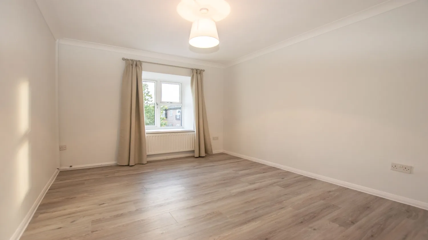 Flat Monarch Mews in Greater London