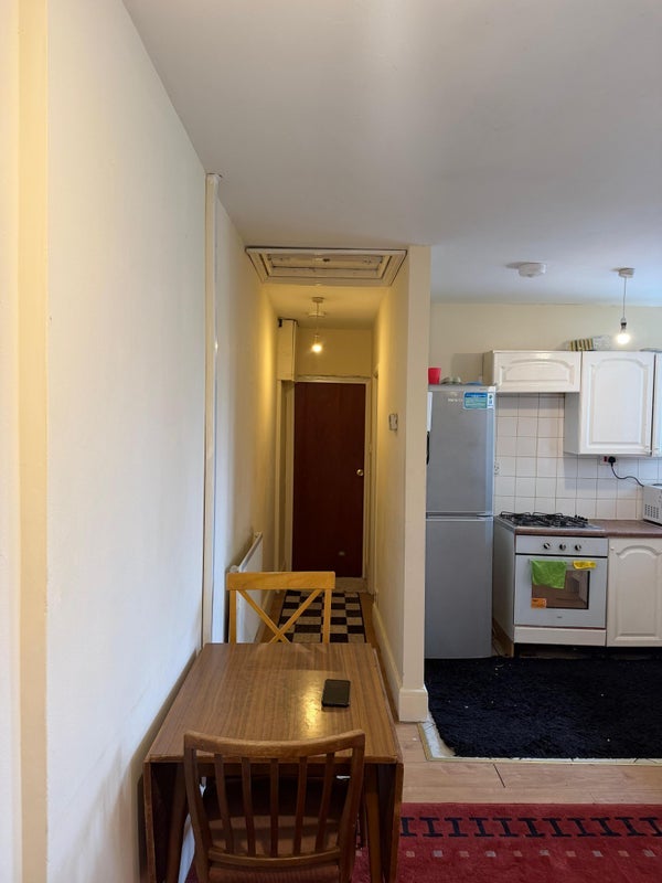 Room Newport Road in Cardiff