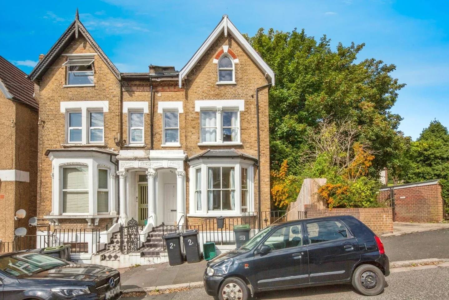 Flat High View Road in Greater London