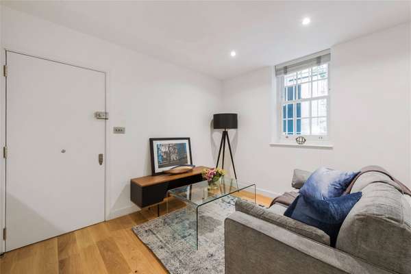 Flat Alleyn Court in City of Westminster