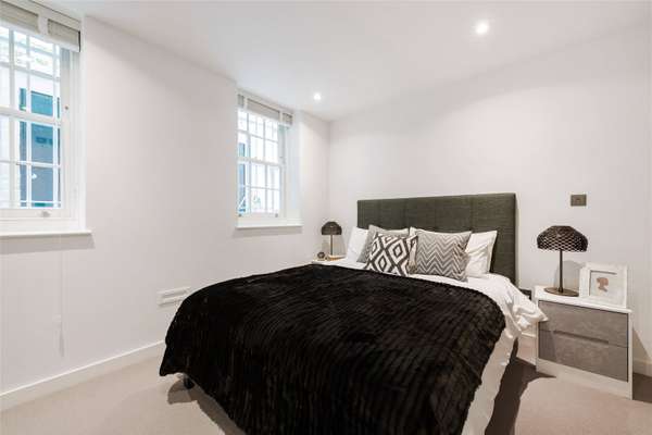 Flat Alleyn Court in City of Westminster