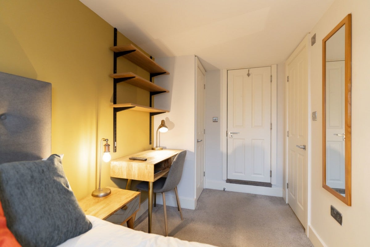 Room Hemdean Road in Reading