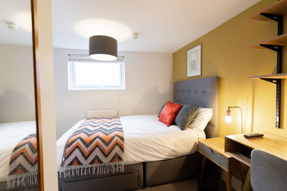 Room Hemdean Road in Reading
