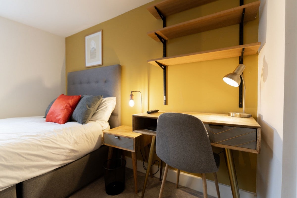 Room Hemdean Road in Reading