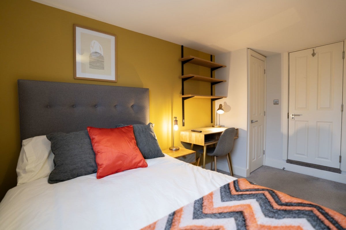 Room Hemdean Road in Reading