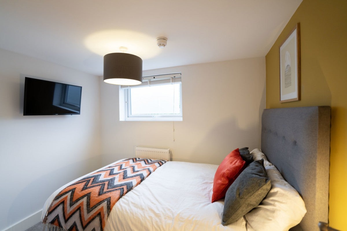 Room Hemdean Road in Reading