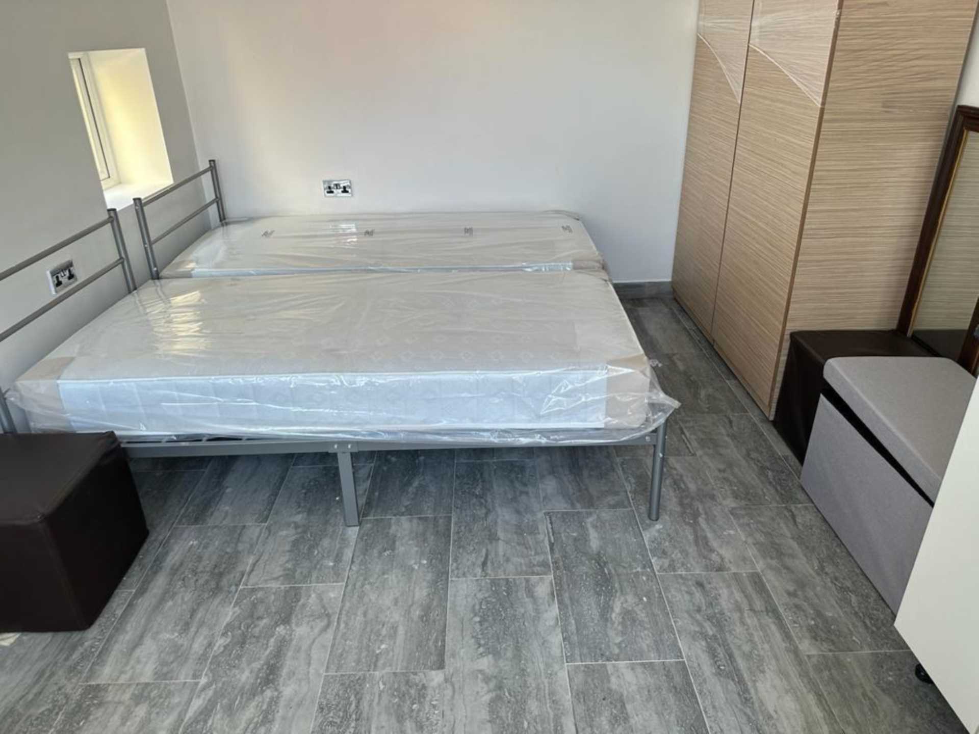 Flat Adomar Road in Greater London