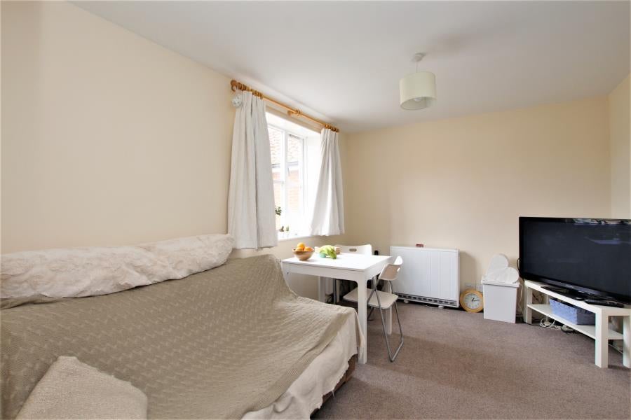Flat Deers Farm Close in Guildford