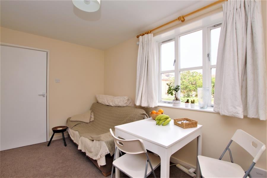 Flat Deers Farm Close in Guildford