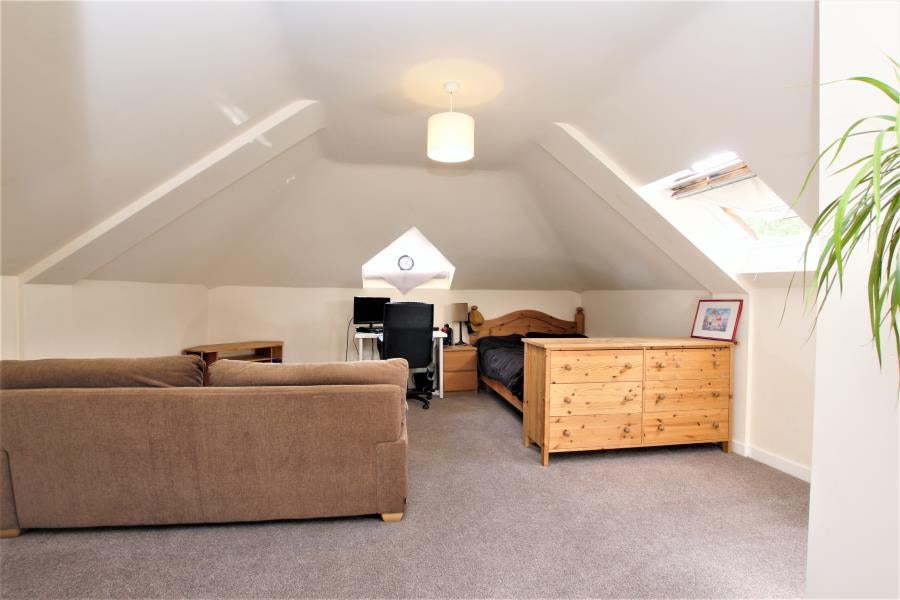 Flat Deers Farm Close in Guildford