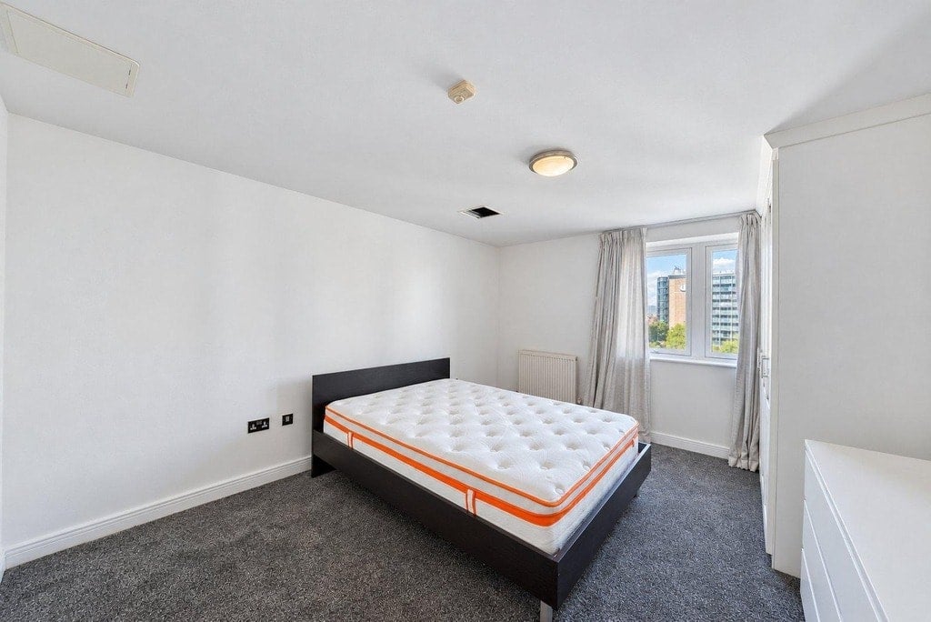 Flat Newport Avenue in Greater London