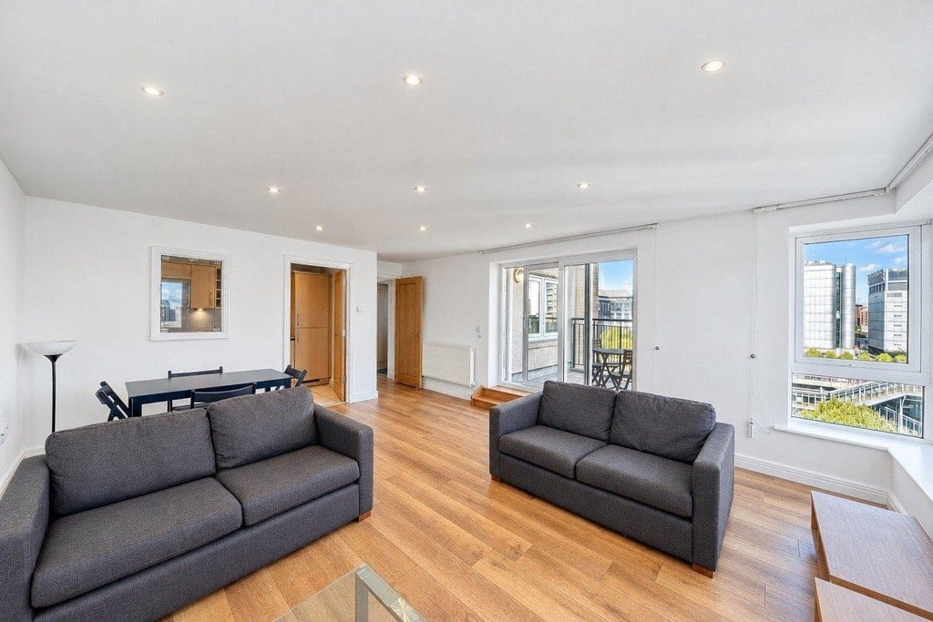 Flat Newport Avenue in Greater London