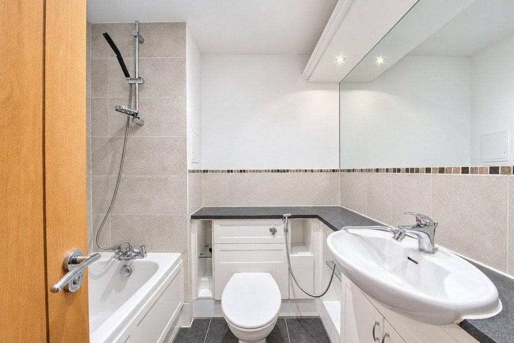 Flat Newport Avenue in Greater London