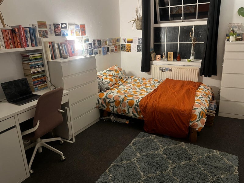 Room Ashmount Road in Greater London