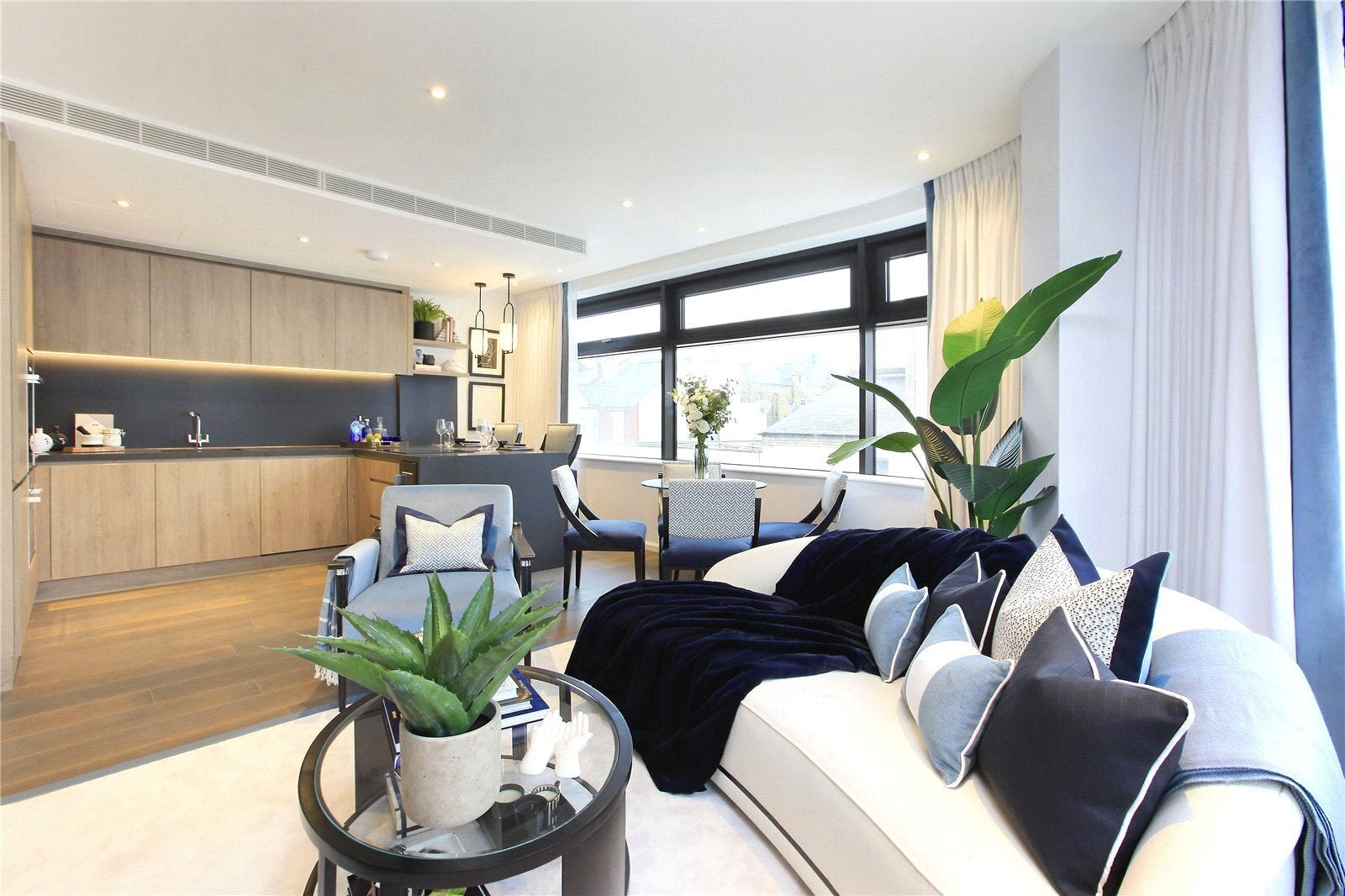Flat Burstock Road in Greater London