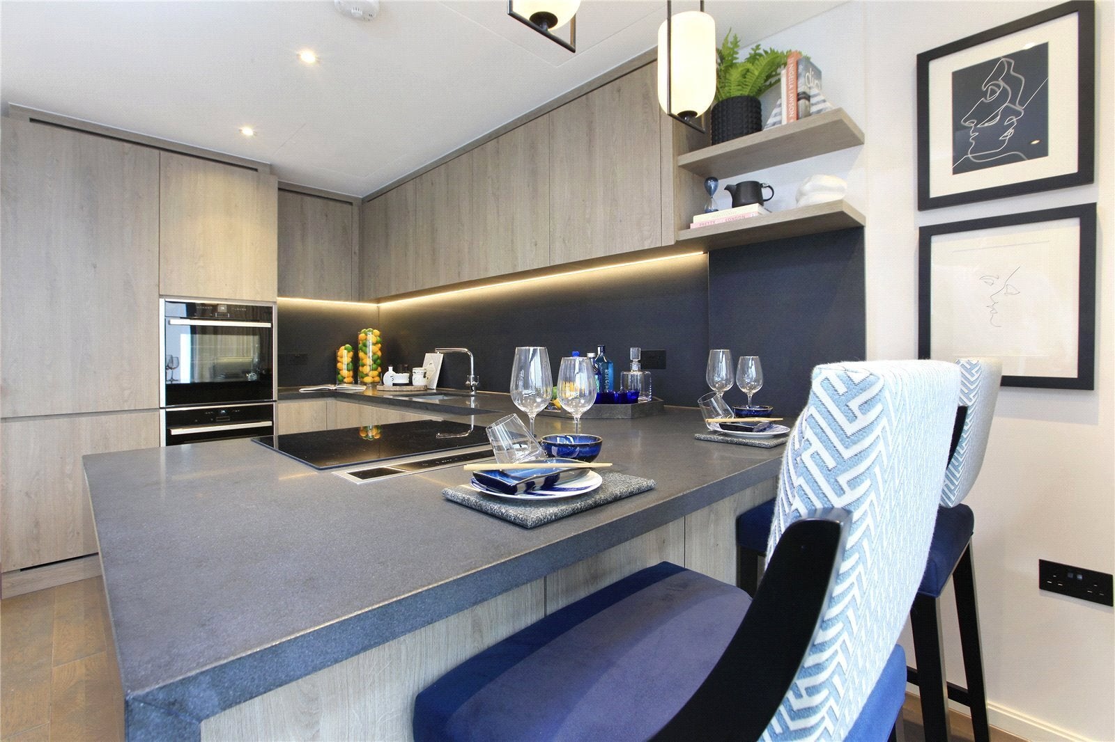 Flat Burstock Road in Greater London
