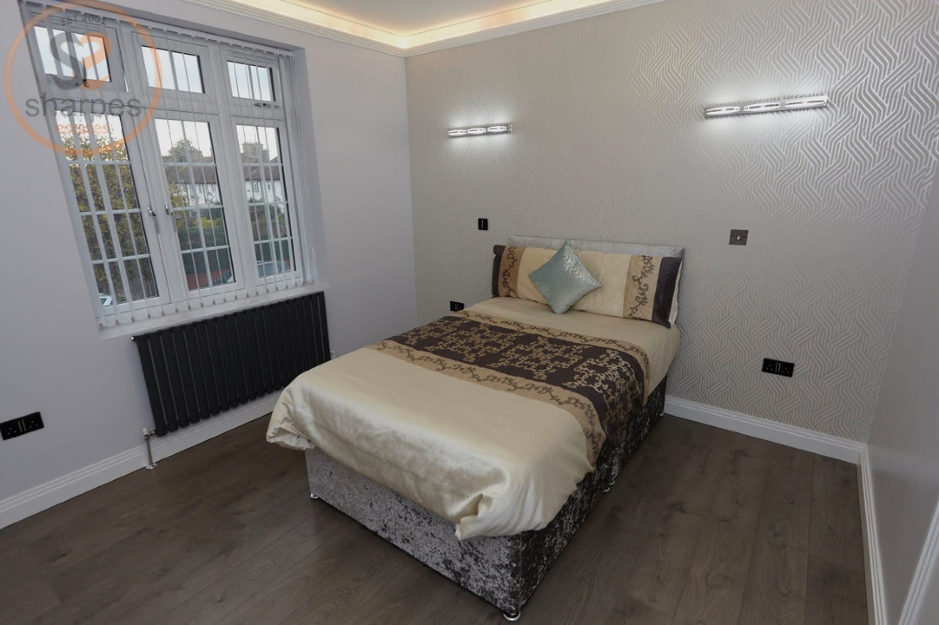 Room Rose Avenue in Greater London