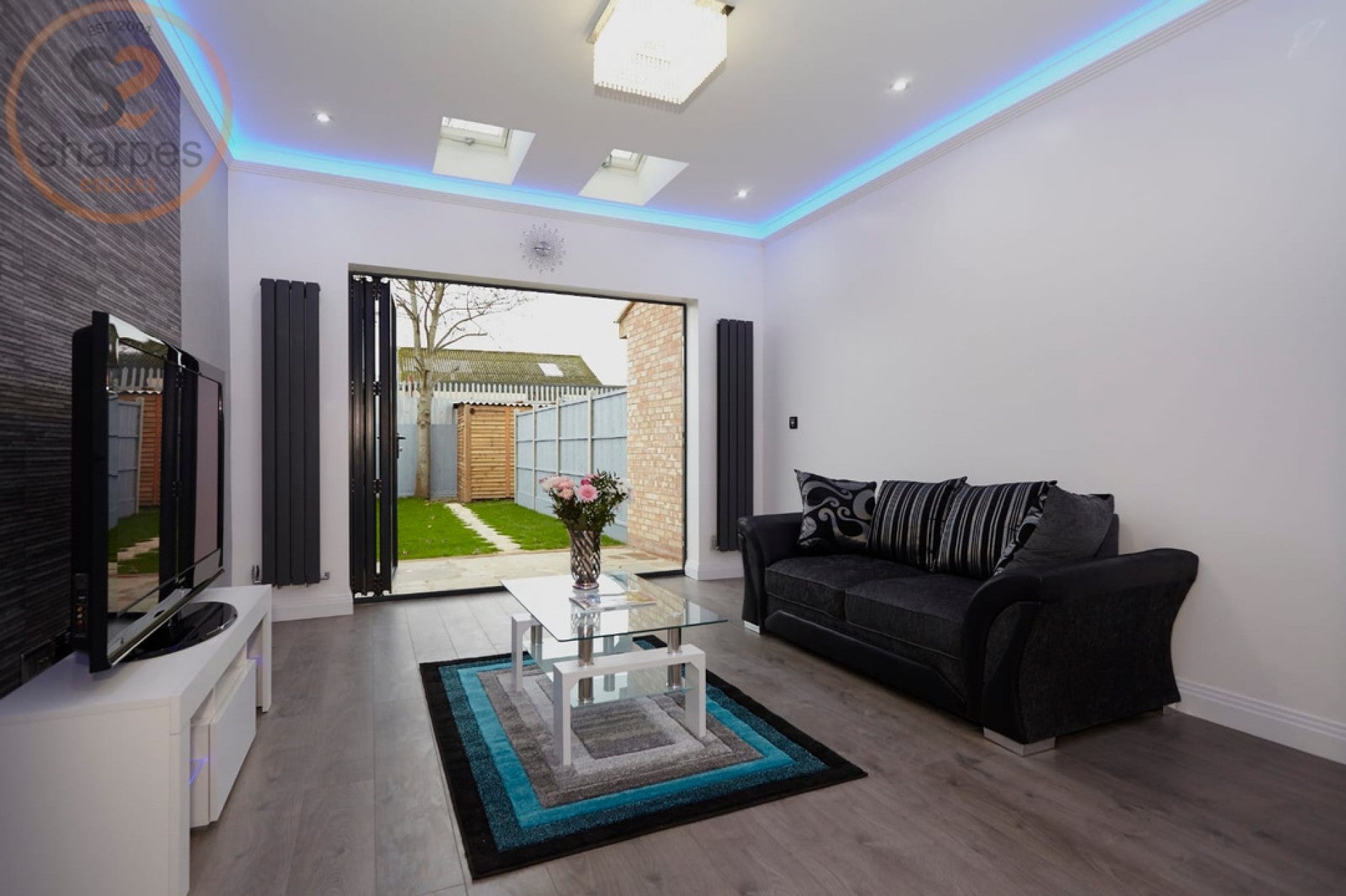 Room Rose Avenue in Greater London