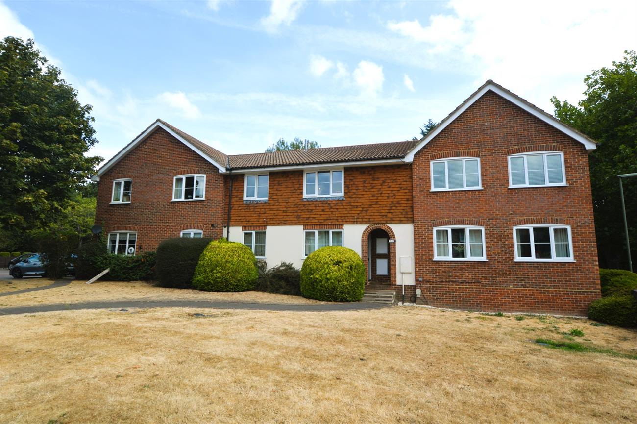 Flat Laird Court in Surrey Heath