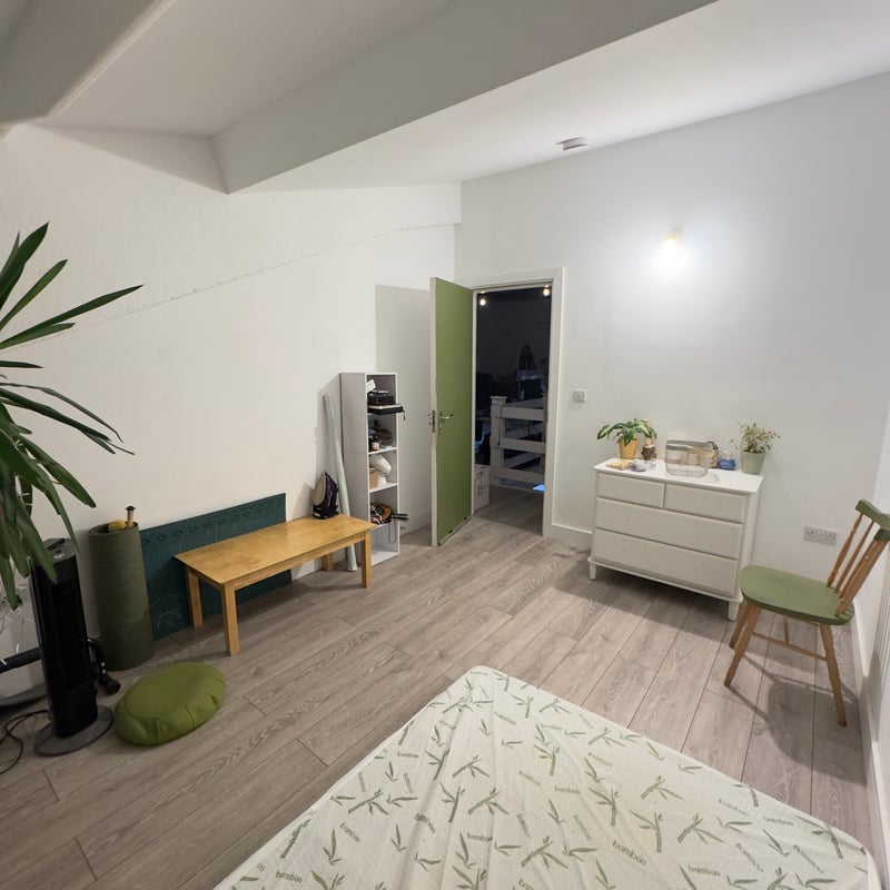 Room Bream Street in Greater London