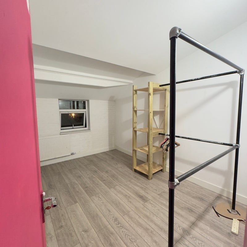 Room Bream Street in Greater London