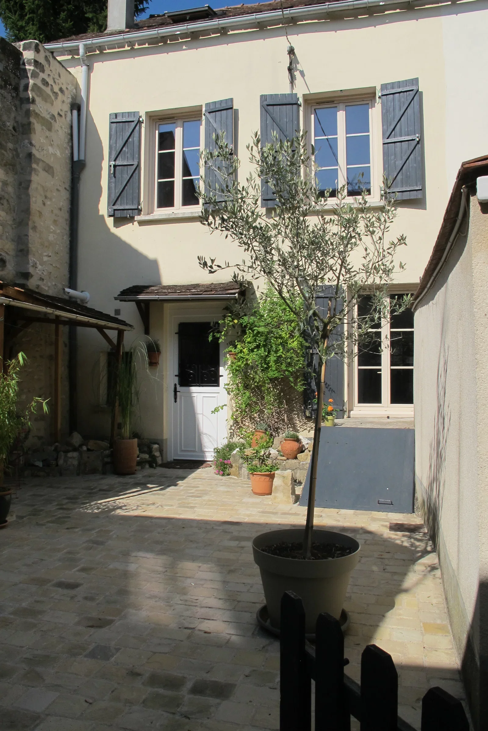 Room Rue Grande in Moret-Loing-et-Orvanne