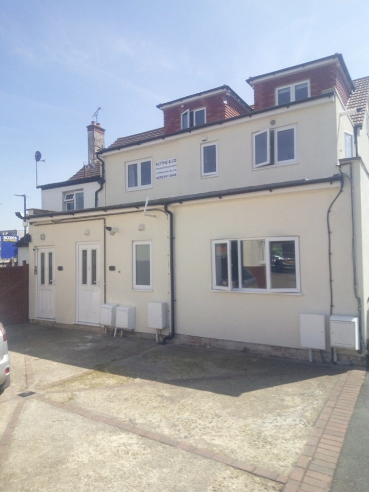 Flat Oldfields Road in Greater London