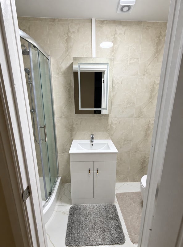 Room Chestnut Grove in Greater London