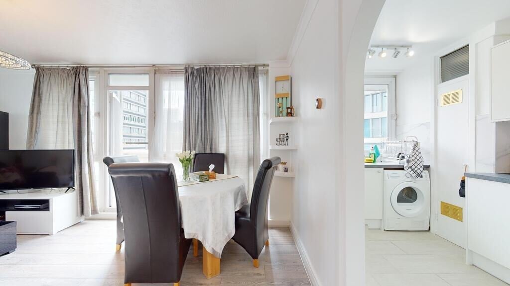 Flat Hall Place in City of Westminster