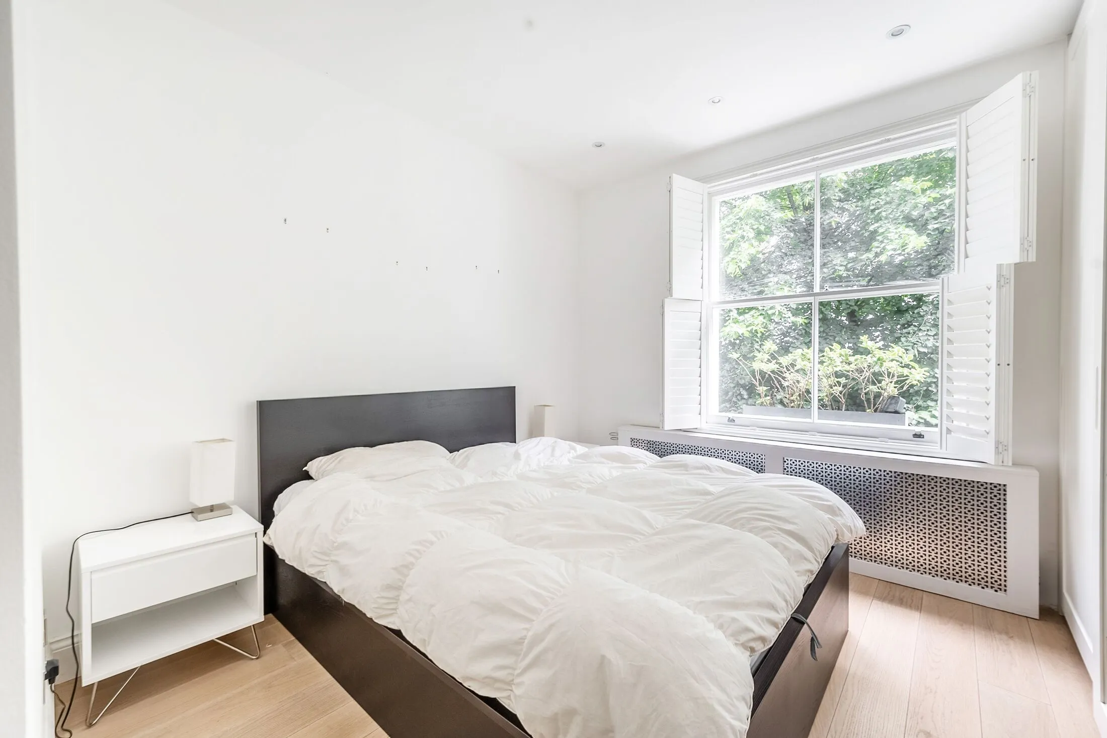 Flat Eardley Crescent in Greater London