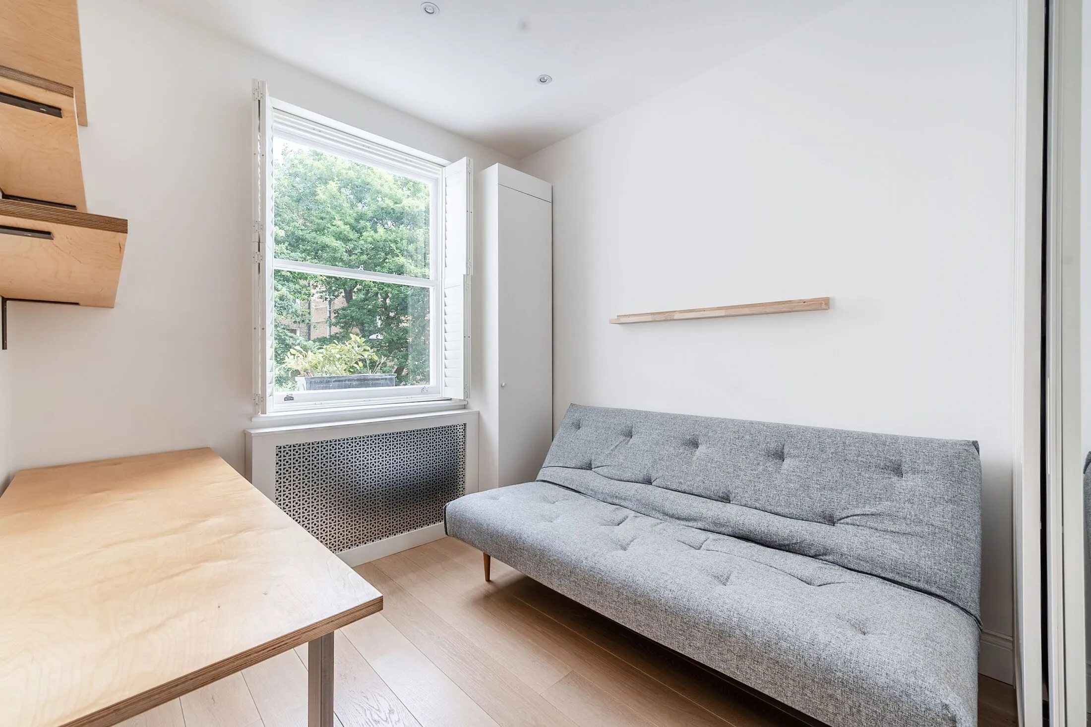 Flat Eardley Crescent in Greater London