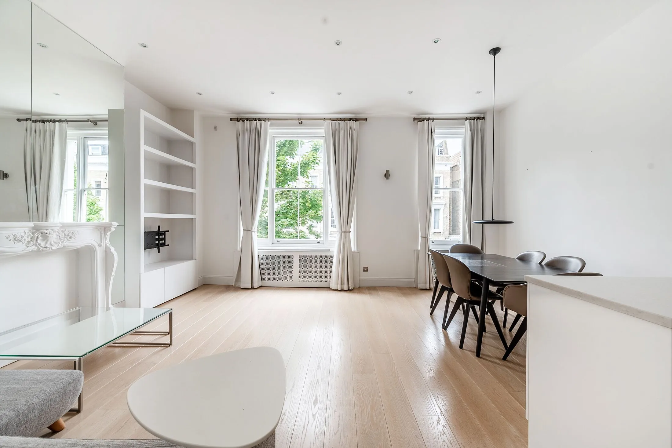 Flat Eardley Crescent in Greater London