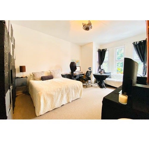 Flat Leopold Road in Greater London