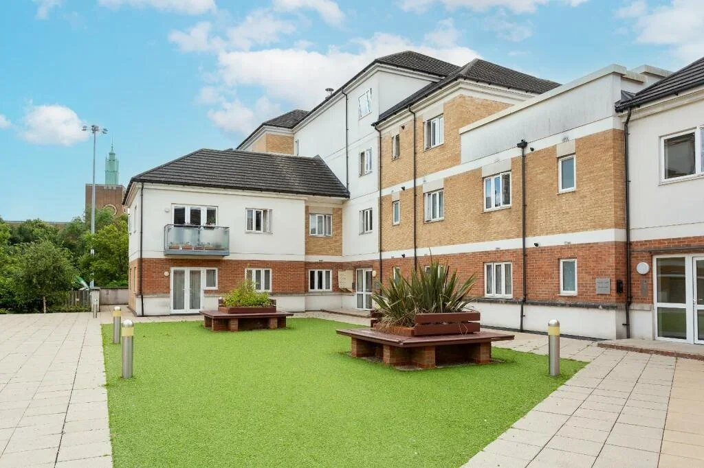 Flat Ley Farm Close in Watford