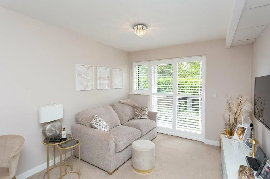 Flat Ley Farm Close in Watford
