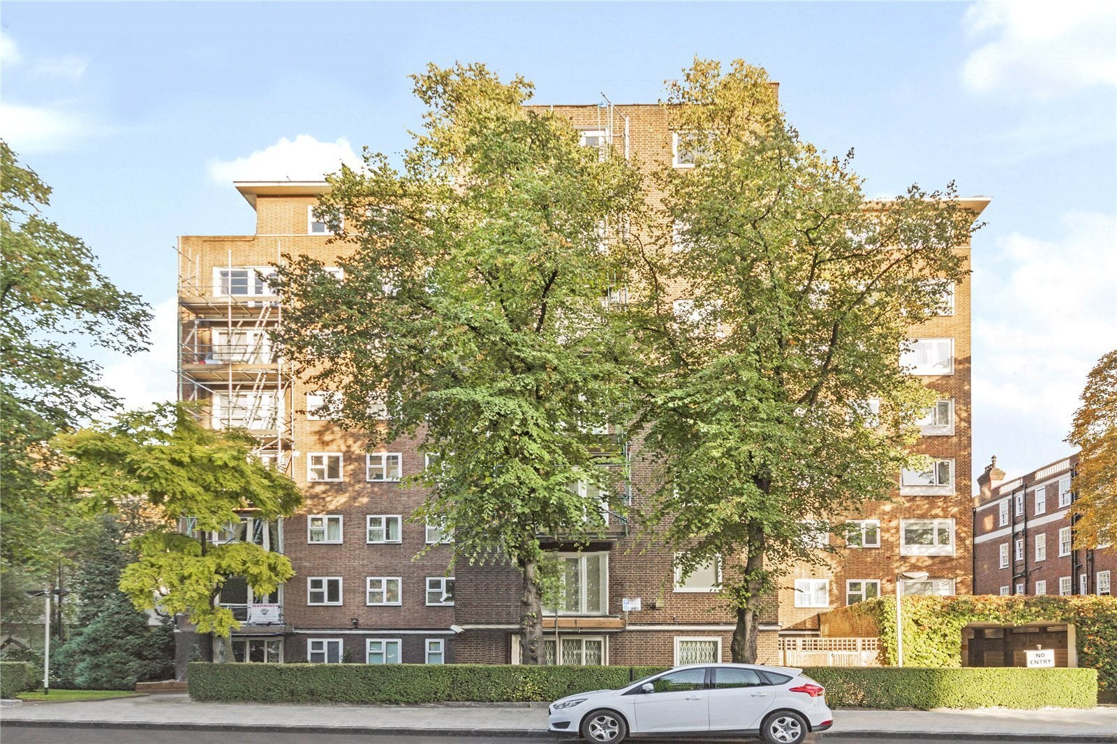 Flat Avenue Road in Greater London