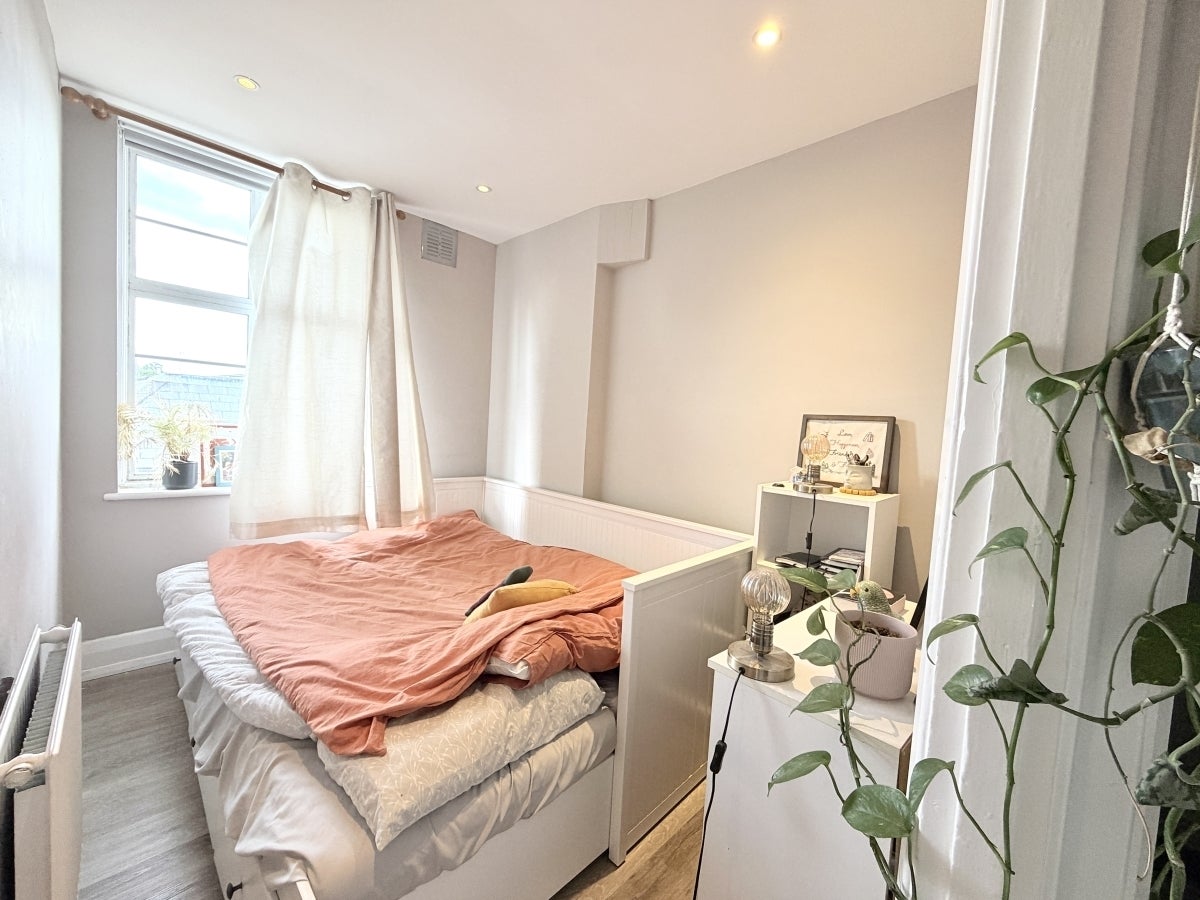 Flat Crouch End Hill in Greater London