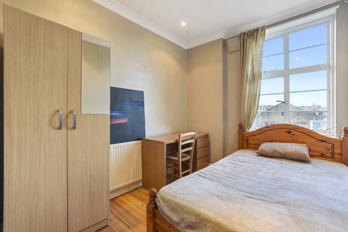 Flat Crouch End Hill in Greater London