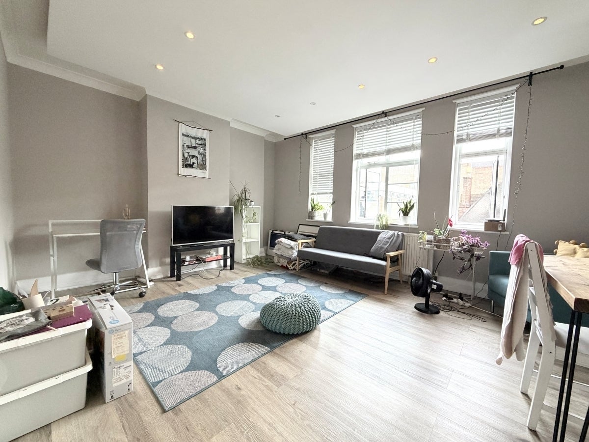 Flat Crouch End Hill in Greater London