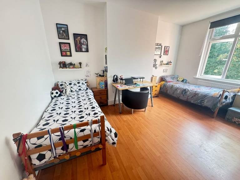 Flat Greenhill Road in Greater London